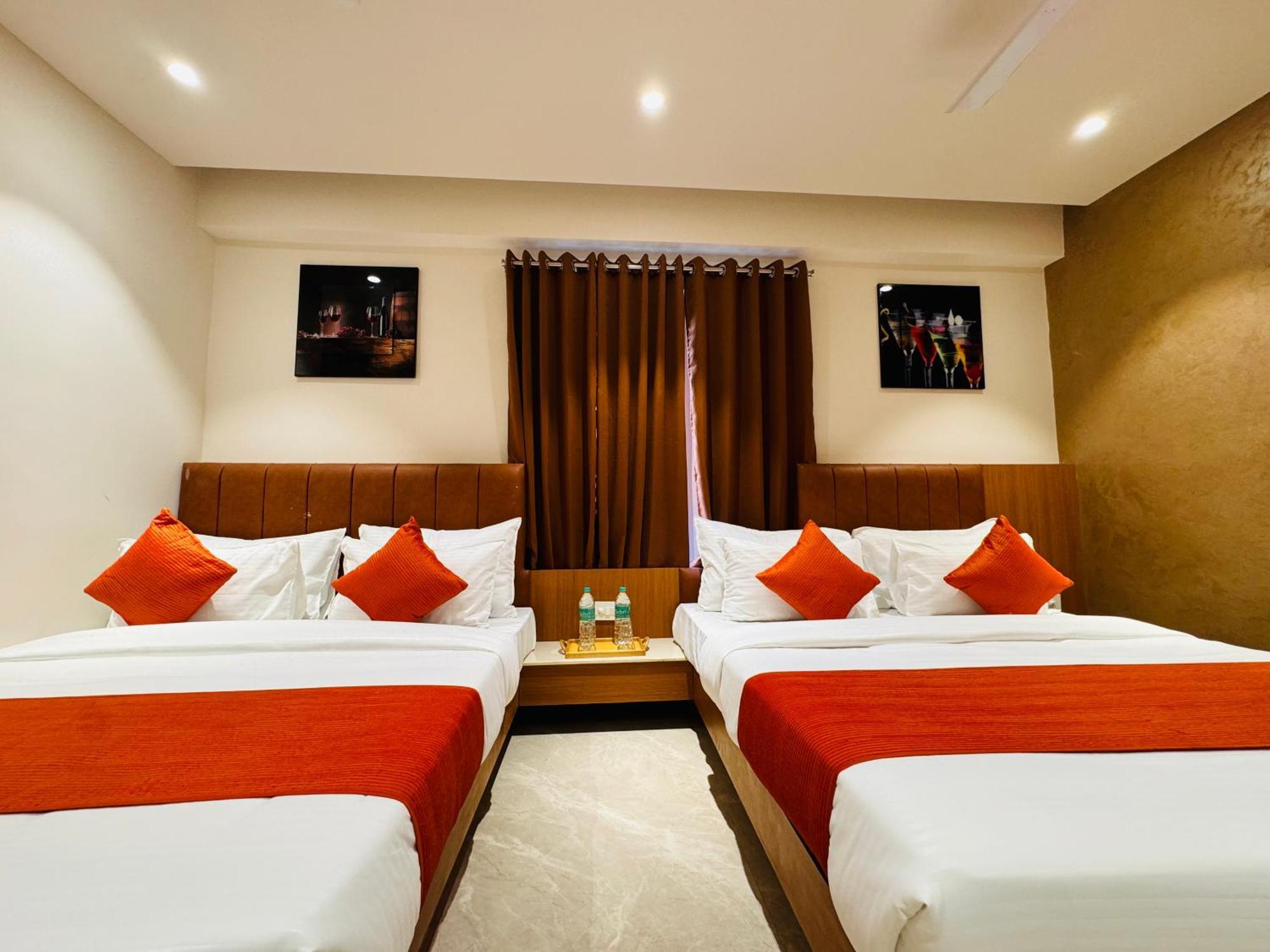 Hotel Rudhav Palace 乌贾因 外观 照片