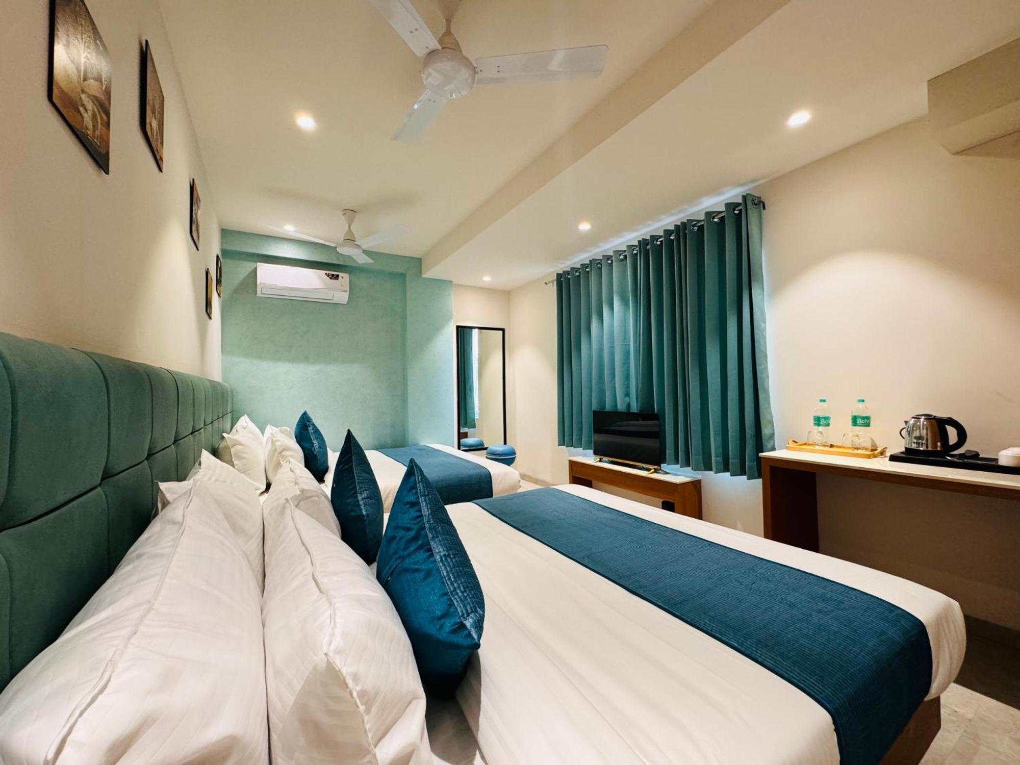 Hotel Rudhav Palace 乌贾因 外观 照片