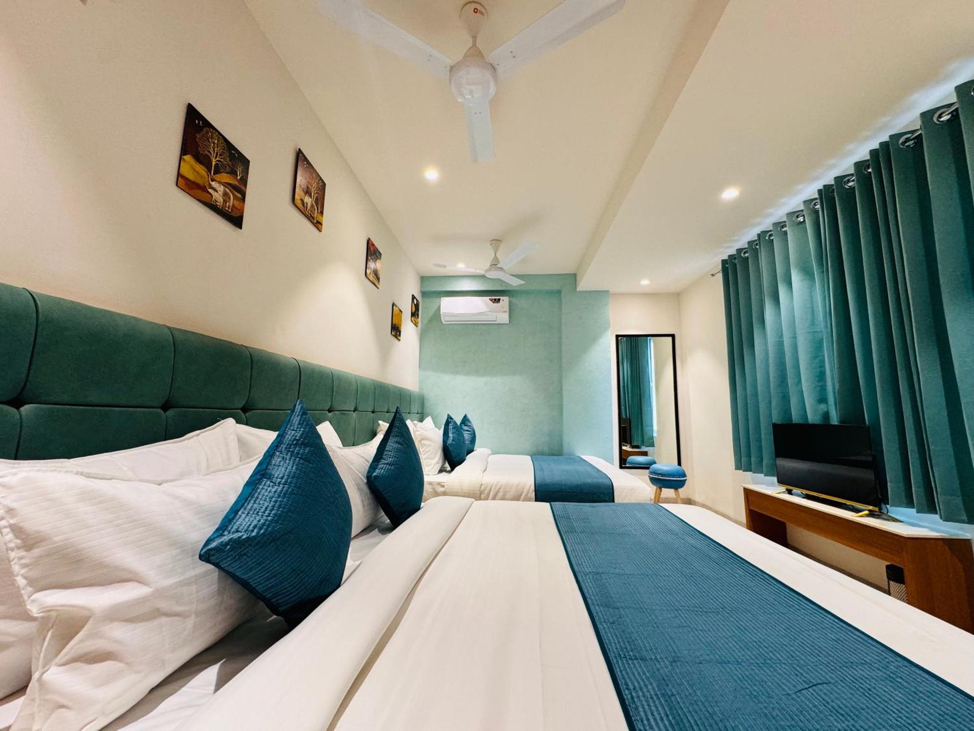 Hotel Rudhav Palace 乌贾因 外观 照片