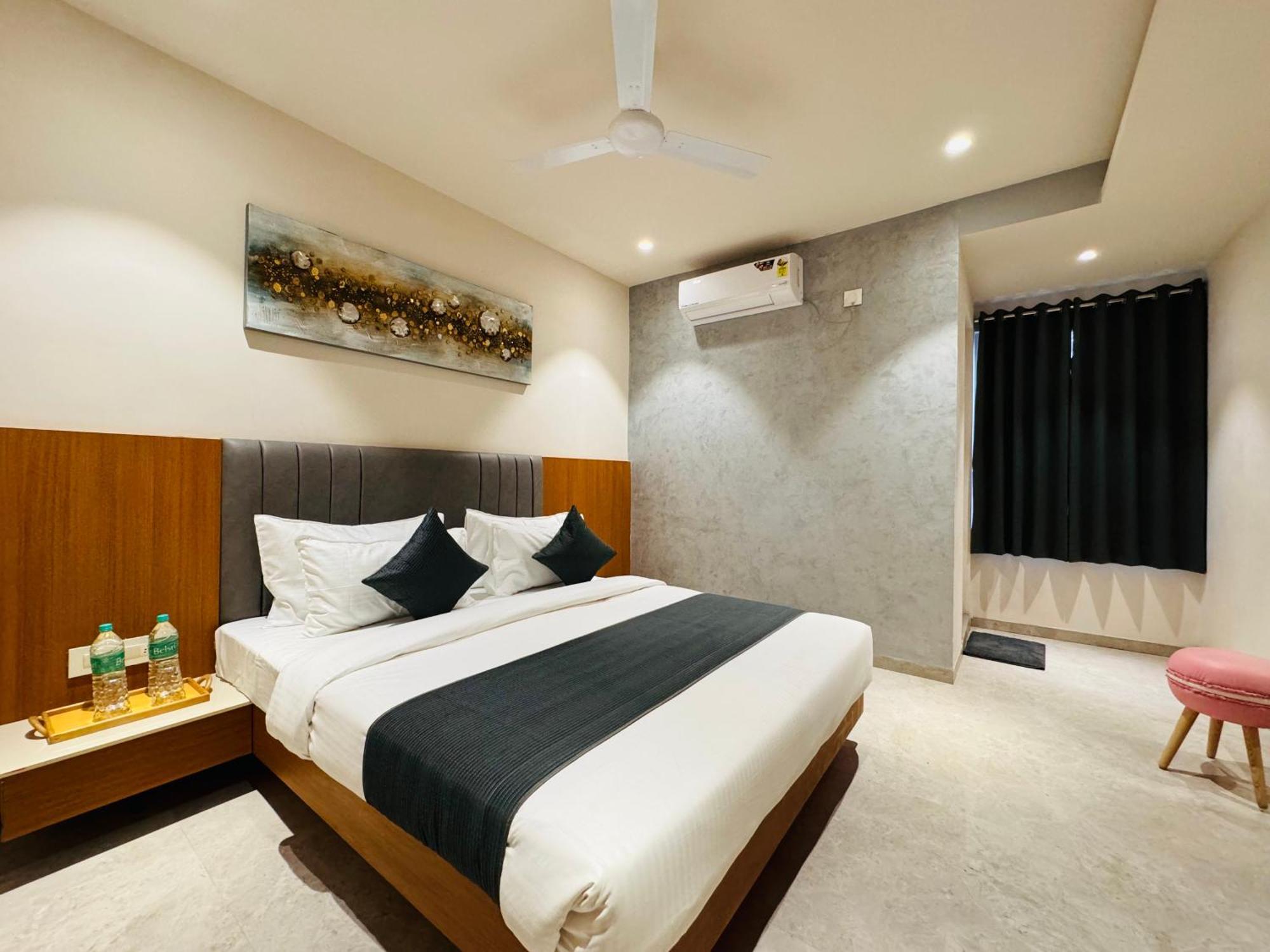 Hotel Rudhav Palace 乌贾因 外观 照片